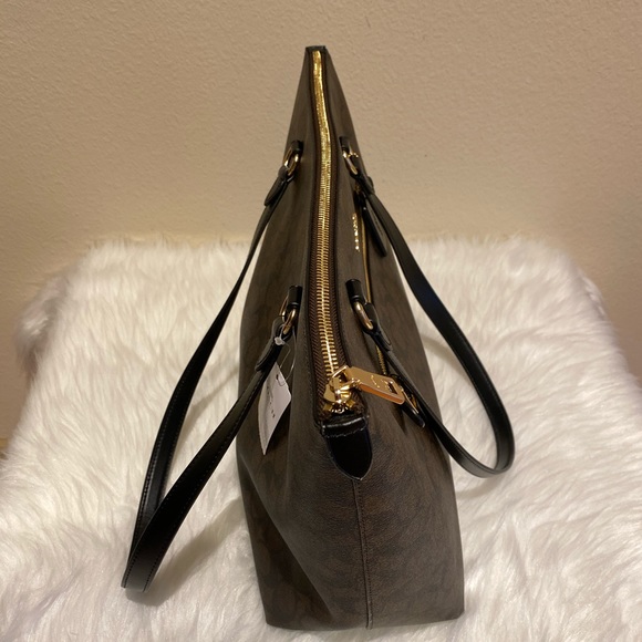 Coach - Picture 7 of 8